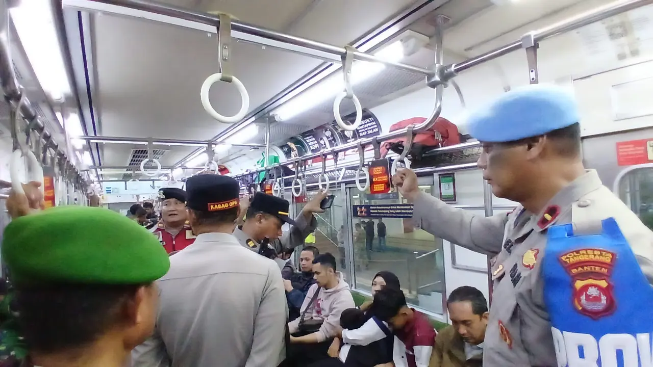 Polisi Sisir KRL, Cegah Pelajar Ikut Demo 27 Agustus di Jakarta