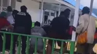 Warga mengevakuasi seorang pekerja pembangunan jalan yang tewas ditembak anggota Kelompok Kriminal Bersenjata (KKB) di Kampung Ndugisiga, Kabupaten Intan Jaya, Papua Tengah. (Liputan6.com/ Dok Ist Warga)