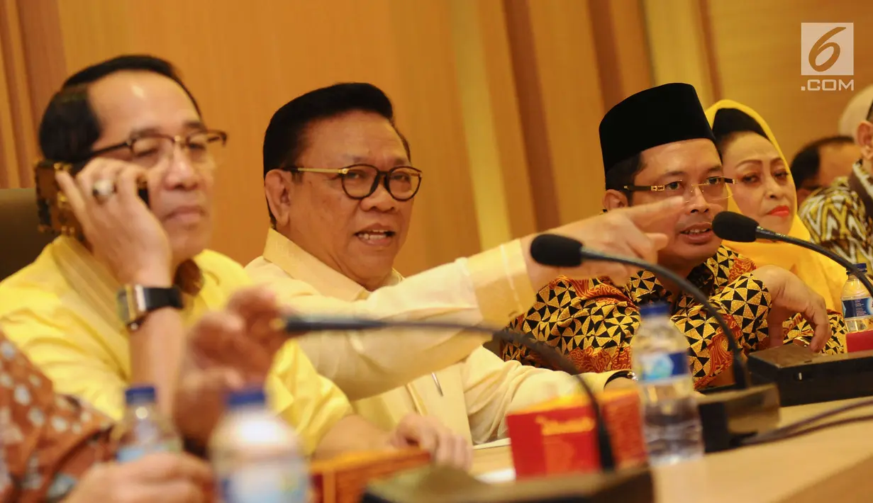 Ketua Dewan Pakar PartaiGolkar, Agung Laksono jelang Rapat Pleno XI Dewan Pakar bersama Ketua Umum, Setya Novanto di Jakarta, Jumat (21/7). Rapat membahas perkembangan strategis actual Partai Golkar untuk konsolidasi. (Liputan6.com/HelmiFithriansyah)