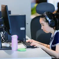 Salah satunya fitur Haptic pada smarthphone yang membantu teman disabilitas, terutama para tunanetra untuk dapat Merasakan Menggunakan UI