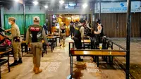 Personel Polresta Pekanbaru bersama Satpol PP membubarkan pengunjung cafe. (Liputan6.com/Istimewa)
