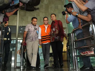 Direktur Utama PT Melati Technofo Indonesia (MTI), Fahmi Darmawansyah dikawal menuju mobil tahanan usai diperiksa di Gedung KPK, Jakarta, Jumat (23/12). Fahmi menjadi tersangka terkait kasus dugaan korupsi Bakamla. (Liputan6.com/Helmi Affandi)