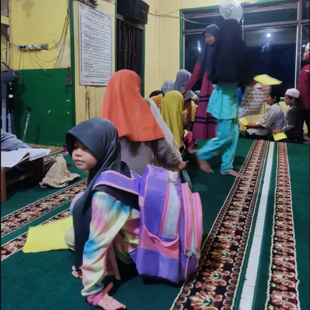 6 Momen Minta TTD Usai Tarawih yang Masih Terlihat di Beberapa Masjid, Bikin Rindu