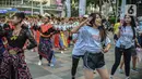 Sejumlah penari dari Yayasan Belantara Budaya Indonesia menampilkan tarian tradisional saat Parade Budaya dalam pelaksanaan Car Free Day di kawasan Bundaran HI, Jakarta, Minggu (10/9/2023). (Liputan6.com/Faizal Fanani)