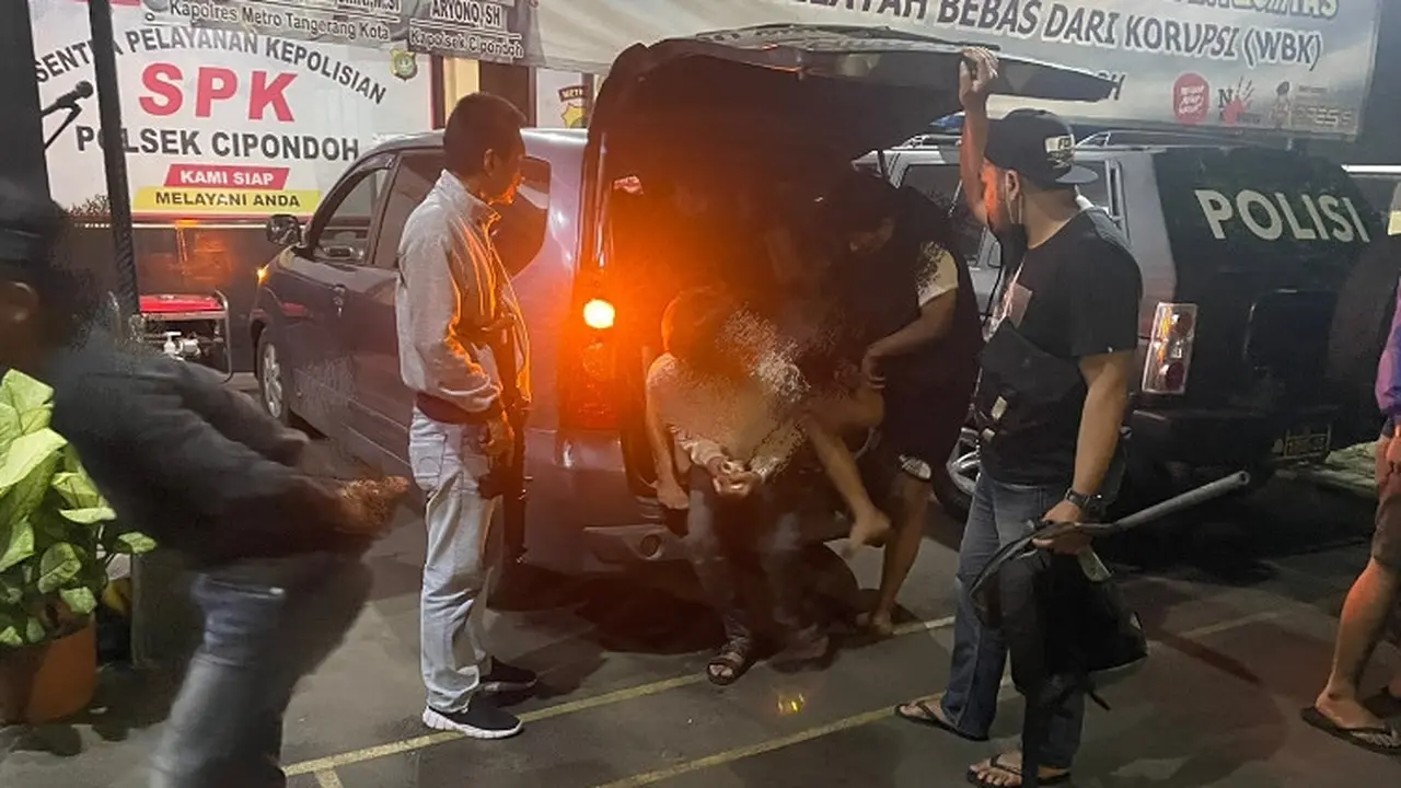 Polisi menangkap 12 remaja diduga hendak tawuran di Jalan Ki Hajar Dewantoro, Cipondoh, Kota Tangerang.