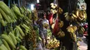 Aktivitas jual beli pisang di Pasar Lembang, Tangerang, Sabtu (3/10/2020). Pandemi Covid-19 berdamak pada permintaan pisang di pasar tersebut yang mengalami penurunan. (Liputan6.com/Angga Yuniar)