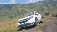 All new Honda CR-V Turbo pamer kemampuan di Gunung Bromo. (Amal/Liputan6.com)