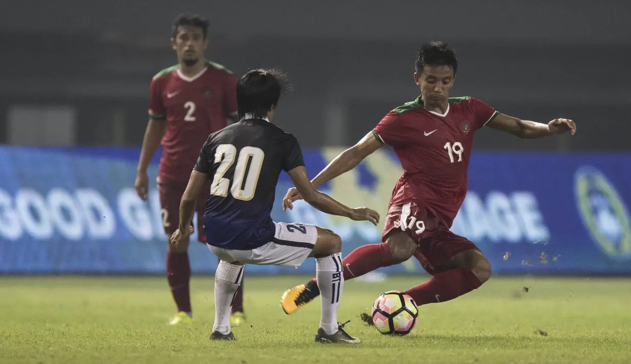 2. Bayu Pradana menjadi kunci dari permainan Timnas Indonesia karena disiplin mengawal lini tengah. Bermain sebagai holding midfielder dirinya mencatat persentase akurasi passing menembus 92 persen. (Bola.com/Vitais Yogi Trisna)