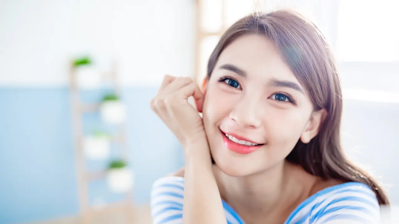 tersenyum bahagia santai