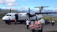 Pesawat Trigana saat mendarat di Papua