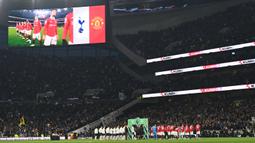 Sejumlah pemain Manchester United (kanan) dan Tottenham Hotspur memasuki lapangan sebelum laga pekan ke-33 Liga Inggris 2022/2023 di Tottenham Hotspur Stadium, London, Jumat (28/04/2023) WIB. Laga berakhir dengan skor 2-2. (AFP/Glyn Kirk)
