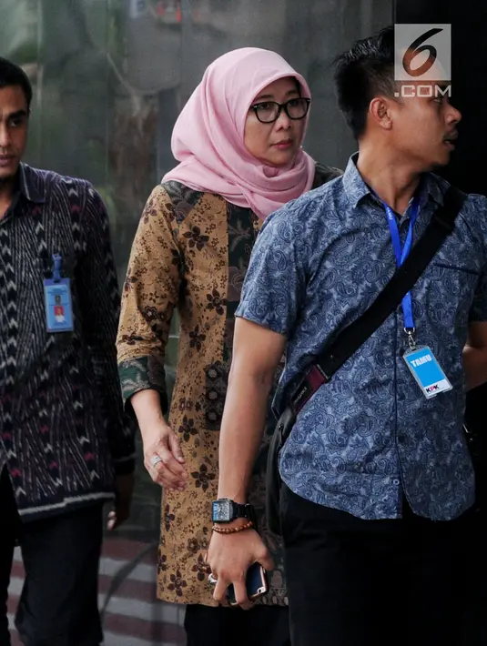 Direktur Jenderal Pemasyarakatan (Dirjen Pas) Sri Puguh Budi Utami (kerudung) tiba di Gedung KPK, Jakarta, untuk pemeriksaan, Jumat (24/8). Sri Puguh bakal dimintai keterangannya sebagai saksi untuk tersangka Fahmi Darmawansyah. (Merdeka.com/Dwi Narwoko)