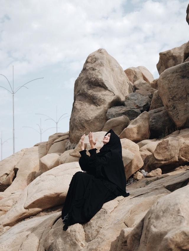 6 Penampilan Enzy Storia saat Pakai Hijab, Curi Perhatian