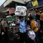 Pedagang berusaha mengeluarkan barang dagangan mereka yang tersisa dari Pasar Senen, Jakarta Pusat yang dilanda kebakaran, Kamis (19/1). Petugas belum dapat menyimpulkan nilai kerugian dan korban jiwa karena kebakaran itu. (Liputan6.com/Faizal Fanani)