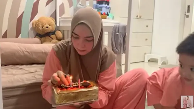 6 Momen Citra Kirana Beri Kejutan Babysitter, Beri Hadiah Umrah