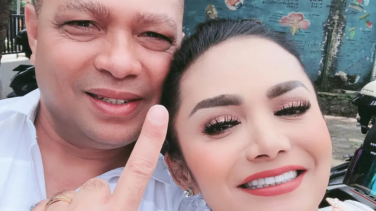 Krisdayanti dan Raul Lemos di Pemilu 2019 (Instagram/ krisdayantilemos)