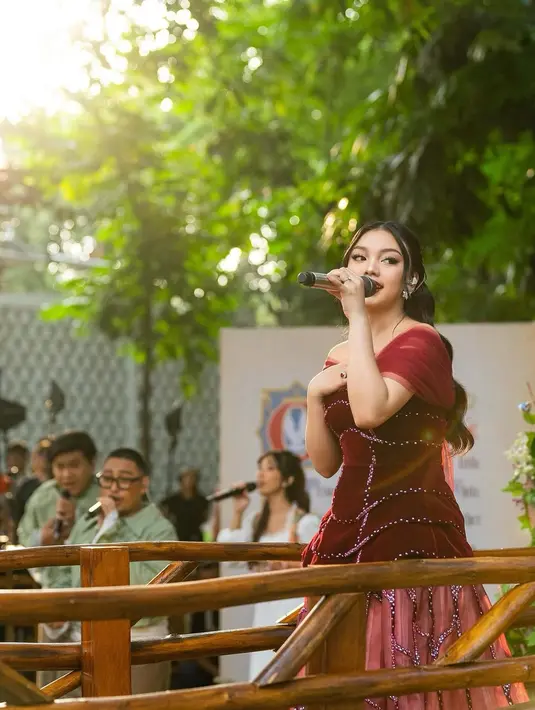 Naura Ayu sukses jadi Snow White sehari dengan gaun merah yang super megah [@naura.ayu]