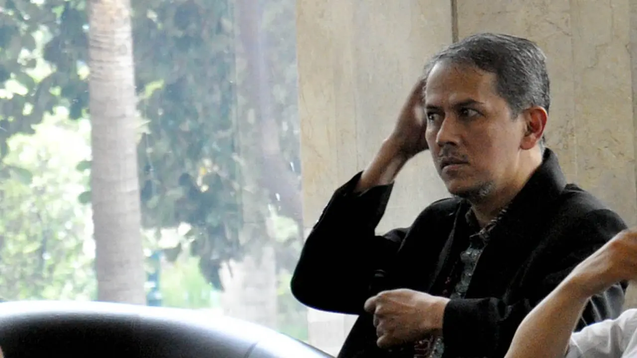 Diperiksa KPK, Anggito Abimanyu Tenteng Helm