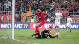 Kiper Persis Solo, Gianluca Claudio (tengah) berhasil menghalau bola tendangan pemain Persija Jakarta, Gustavo Almeida pada laga lanjutan BRI Liga 1 2024/2025 di Jakarta International Stadium (JIS), Jakarta Utara, Sabtu (24/08/2024). (Bola.com/Bagaskara Lazuardi)