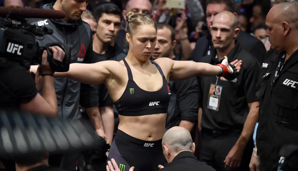 Ronda Rousey, bersiap untuk bertarung pada laga perebutan gelar juara kelas bantam UFC Women di Stadion Etihad, Melbourne, Minggu (15/11/2015). (AFP Photo/Paul Crock)