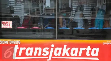 Penumpang menaiki bus Transjakarta di Halte Harmoni, Jakarta, Rabu (6/1/2016). Mulai 17 Januari mendatang, penghuni rusunawa bisa gratis naik bus Transjakarta hanya dengan menunjukan KTP sesuai domisili rusun. (Liputan6.com/Faizal Fanani)