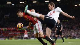 Aksi pemain Tottenham Hotspur, Jan Vertonghen (kanan) menghalau bola dari kejaran pemain  Manchester United, Ander Herrera pada lanjutan Premier League di Old Trafford, Manchester, (11/12/2016). (AFP/Oli Scarff)