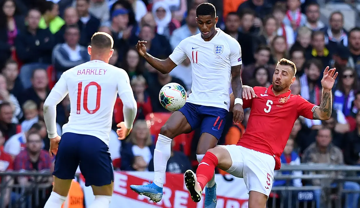 Striker Inggris, Marcus Rashford, berebut bola dengan bek Bulgaria, Nikolay Bodurov, pada laga Kualifikasi Piala Eropa 2020 di Stadion Wembley, London, Sabtu (7/9). Inggris menang 4-0 atas Bulgaria. (AFP/Ben Stansall)