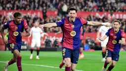 Gol pembuka keunggulan Blaugrana terjadi di menit ke-7 lewat aksi Robert Lewandowski. (CRISTINA QUICLER/AFP)