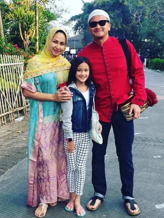 Akad nikah digelar di ruangan ICU. Ferry meminjam peci petugas di rumah sakit, sedangkan Wita meminjam kerudung oleh seseorang di sana. Sambil ijab kabul, ibunda Wita muntah darah. Suasana panik. Semua menangis. (dok. Pribadi)