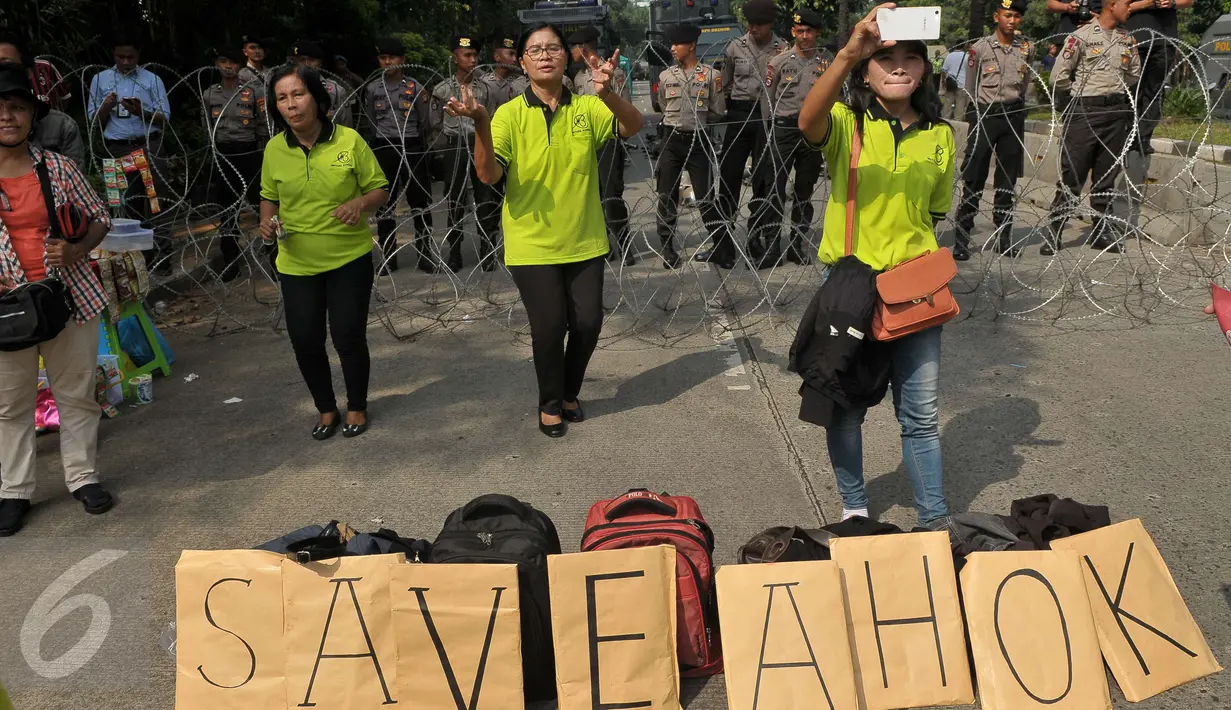 Sejumlah wanita berjoget sambil membentangkan poster saat mengawal sidang di Kementerian Pertanian, Jakarta, Selasa (25/4). (Liputan6.com/Helmi Afandi)