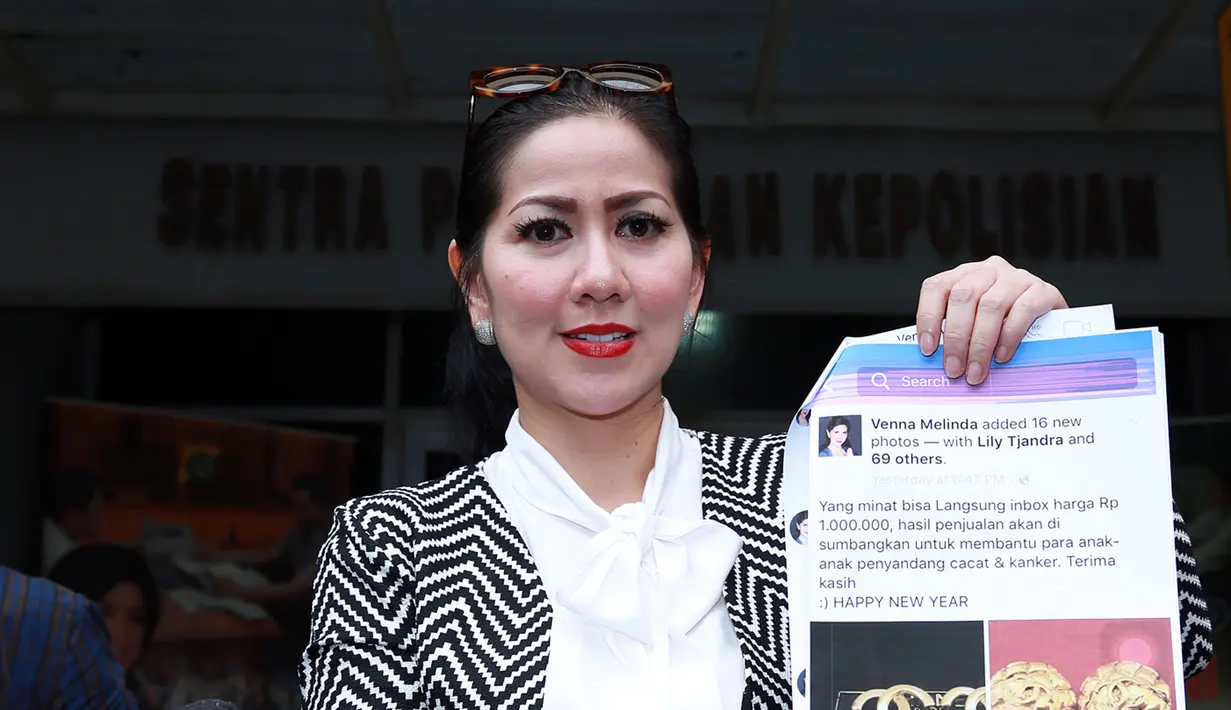 Pelaku penipuan memakai akun Facebook Venna Melinda palsu dan menjual aksesoris atas nama ibunda Ferrell Bramasta ini. Venna Melinda mendapat kabar ini pada Sabtu, 2 Januari 2016 ketika dirinya sedang melakukan liburan. (Deki Prayoga/Bintang.com)
