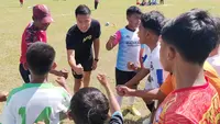 Pemain Persik Kediri bersama Yayasan AFG menggelar coaching clinic dan donasi 100 bola untuk SSB di Kediri. (Bola.com/Gatot Susetyo)