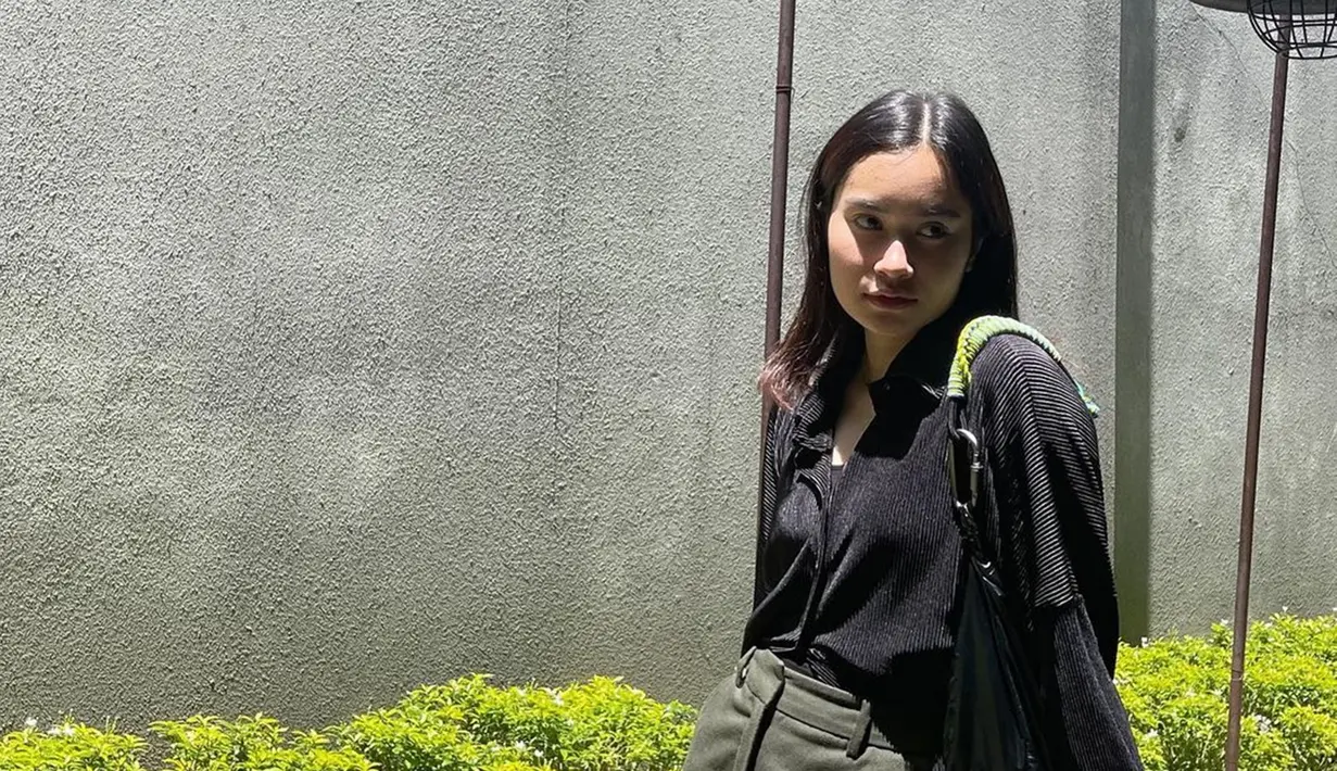 Gaya penampilan perempuan Indonesia keturunan Spanyol dan Tionghoa saat hangout tidak pernah gagal. Satine pintar dalam padu padankan pakaian yang ia kenakan. Dengan outfit hitam. aura menawan Satine Zaneta kian terpancarkan. (Liputan6.com/IG/@satinezaneta)