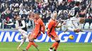 Penyerang Juventus, Gonzalo Higuain (kiri) menendang bola dari kawalan dua pemain Udinese pada pertandingan lanjutan Liga Serie A Italia di Stadion Allianz di Turin (15/12/2019). Juventus menang 3-1 atas Udinese. (Alessandro Di Marco / ANSA via AP)