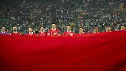 Sebelas pemain Timnas Indonesia menyanyikan lagu Indonesia Raya sebelum laga pertama Grup F Kualifikasi Piala Dunia 2026 melawan Timnas Irak di Basra International Stadium, Kamis (16/11/2023) malam WIB. (AFP/Hissein Faleh)
