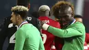 Pelukan hangat Florentin Pogba untuk Paul Pogba usai kalah di Old Traford. Paul lahir pada tanggal 15 Maret 1992, tiga tahun lebih muda dari Florentine 19 Agustus 1990.  (AP Photo/Dave Thompson)