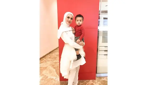 7 Potret Terbaru Donita, Sempat Tak Mau Bercermin Saat Kenakan Hijab