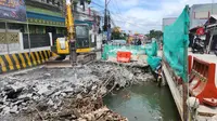 Revitalisasi jembatan Mampang dilanjutkan kembali yang berada di Jalan Raya Sawangan, Pancoran Mas, Kota Depok. (Liputan6.com/Dicky Agung Prihanto)