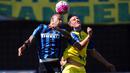 Duel antara pemain Inter, Felipe Melo, dan pemain Chievo, Valter Birsa, dalam lanjutan Serie A Italia di Stadion Marc Antonio Bentegodi, Verona, Minggu (20/9/2015). (EPA/Filippo Venezia)