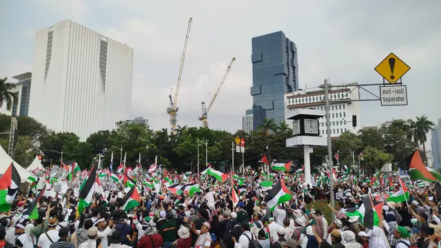 Ribuan orang menggelar Aksi Bela Palestina di Patung Kuda Arjuna Wiwaha, Jakarta Pusat pada Minggu (9/6/2024) dan panitia juga menggalang donasi.
