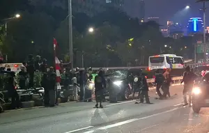Massa Masuk Jalan Tol, Mobil Diduga Milik Pejabat Dirusak