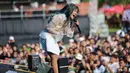 Hujan yang sempat mengguyur kawasan Stadion Madya, Gelora Bung Karno, Jakarta, Sabtu (28/02/2026) sore WIB menambah nuansa syahdu dan tak menyurutkan antusiasme penonton. Tampak dalam foto, penyanyi Idgitaf saat tampil pada hari pertama gelaran KapanLagi Buka Bareng (KLBB) Festival 2026 di Stadion Madya, Kompleks Gelora Bung Karno, Senayan, Jakarta, Sabtu 28 Februari 2026. (Dok/Kapanlagi Youniverse)