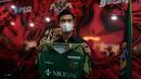 Dalam pertemuan tersebut Pratama Arhan turut memamerkan seragam Tokyo Verdy dengan nomor punggung 38 yang akan dipakainya nanti. (Bola.com/Bagaskara Lazuardi)