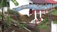 Bencana tanah bergerak merusak bangunan sekolah di Tapanuli Selatan. (Liputan6.com/ Reza Efendi)