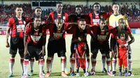 Para pemain Persipura foto bersama jelang laga melawan Persija pada Torabika Soccer Championship 2016 di Stadion Mandala, Jayapura, Jumat (29/4/2016). (Bola.com/Nicklas Hanoatubun)