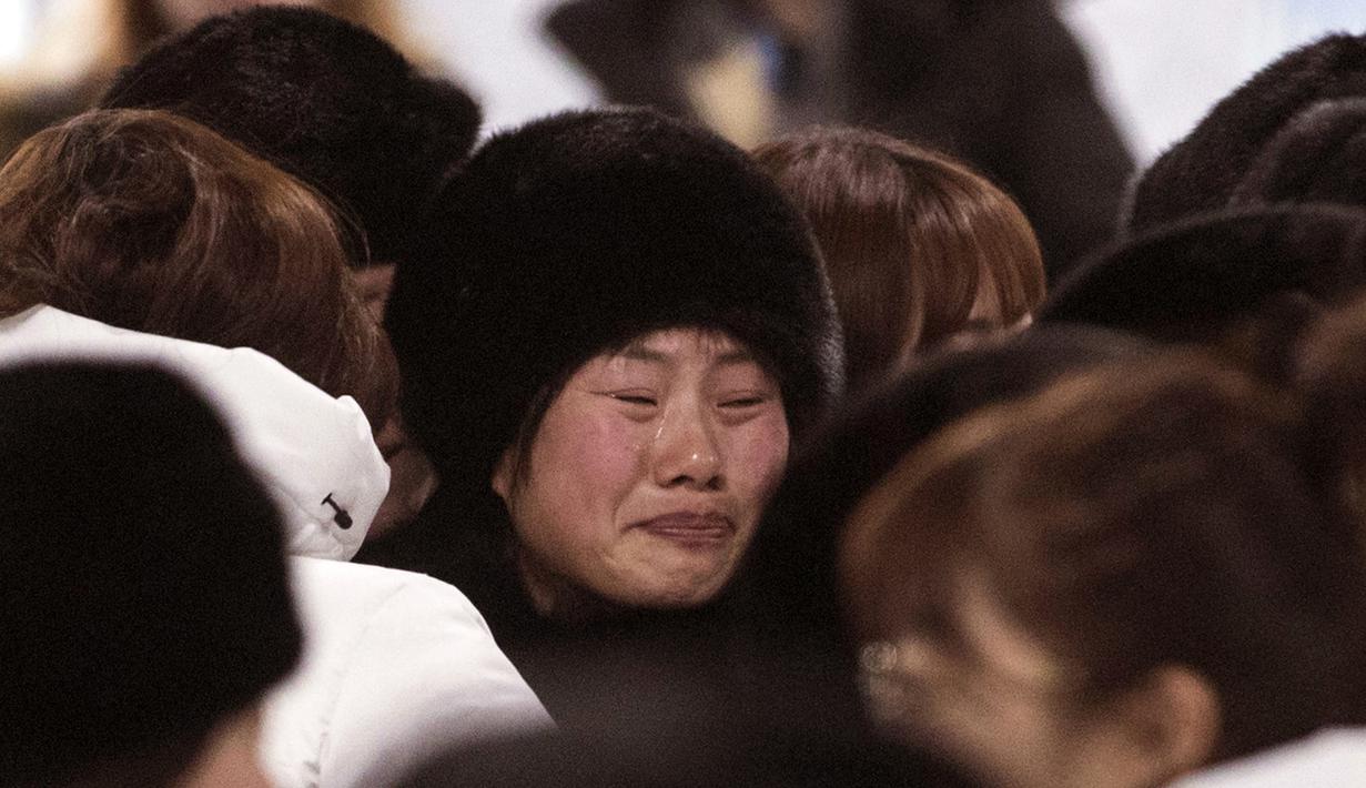 Pemain tim hoki wanita Korea Utara menangis saat akan kembali ke negaranya usai mengikuti Olimpiade Pyeongchang di Olympic Village, Gangneung, Korea Selatan, Senin (26/2). (Yun Dong-jin/Yonhap via AP)