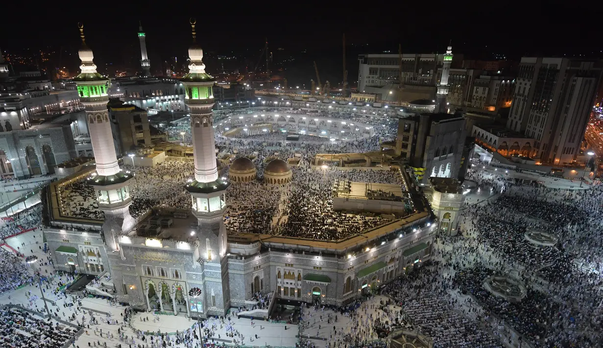 Pemandangan Masjidil Haram saat dipenuhi oleh umat muslim yang sedang melaksanakan ibadah haji di Makkah, Arab Saudi, Rabu (7/8/2019). Masjidi terbesar di dunia ini merupakan tujuan utama dalam ibadah haji dan umrah. (FETHI BELAID/AFP)