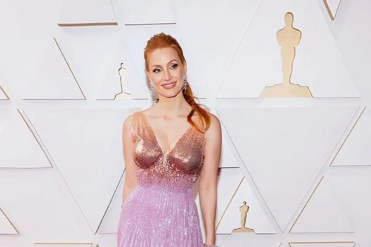 Raih Best Actress, Intip Tampilan Jessica Chastain Pakai Gaun Ombre Berkilauan di Karpet Merah Oscar 2022
