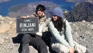 Abun Sungkar dan Callista Arum Mendaki Gunung Rinjani, Bawa Papan 3726 MDPL
