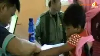 [VIDEO] Sejumlah Bocah Juga Antre BLSM di Karawang
